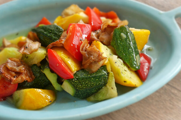 夏野菜たっぷり 彩も鮮やかな 菊芋チップスにんにく炒め レシピ 菊芋チップス レシピ 菊芋の加工と通販行うスタッフが日常や会社情報を更新していきます